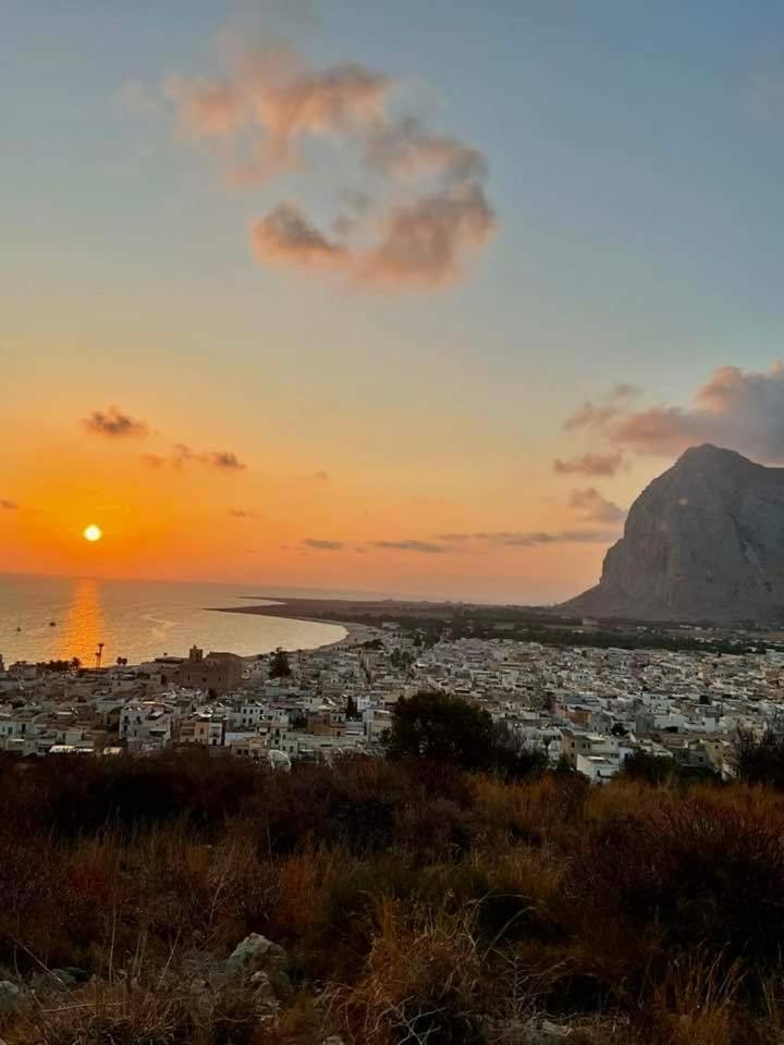 B&B Verso Il Faro 산비토로카포 외부 사진